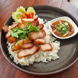 หมูสามชั้นทอดน้ำปลา ราดข้าว