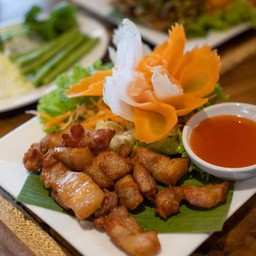 สามชั้นทอดราดน้ำปลา