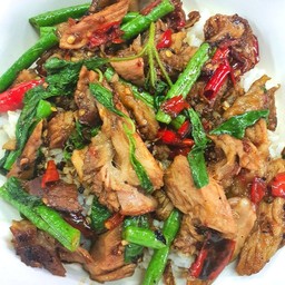 ผัดกะเพราขาหมูราดข้าว