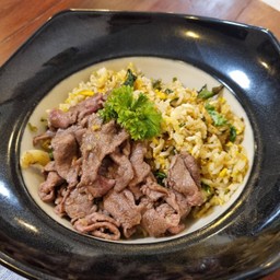 ข้าวผัดเพราคลุกเนื้อใบพาย