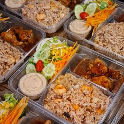 ชุด-ข้าวผัดแซลม่อน และปีกไก่น้ำแดง 4 ชิ้น