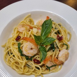 สปาเกตตี้ผัดพริกแห้งกุ้ง