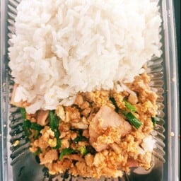 ผัดไข่ราดข้าว