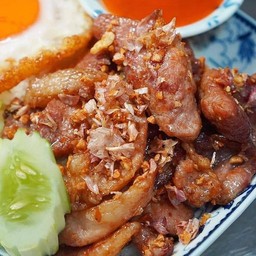 ข้าวหมูทอดกระเทียมพริกไทย