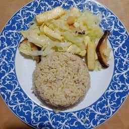 ผัดกะหล่ำปลีเห็ดหอมใส่เต้าหู้ราดข้าว Vegan