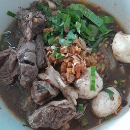 ก๋วยเตี๋ยวน้ำตกหมูตุ๋น