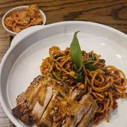 สปาเก็ตตี้ผัดพริกเผา-ไก่อบ โรยหอมเจียว