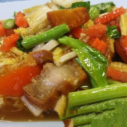 N51 Stir-fried mixed vegetables and crispy pork 脆皮猪肉炒蔬菜