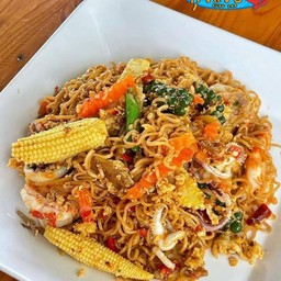 มาม่าผัดซีอิ้วทะเล (กุ้ง-หมึก)