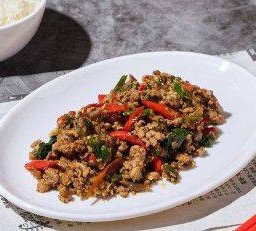 ผัดกะเพราหมูสับ แถมฟรี ไข่เจียว