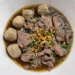 ก๋วยเตี๋ยวเนื้อสุราษฎร์ อยู่ที่ถนนคนเดินวัดภูมินทร์