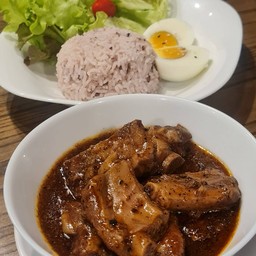 ข้าวซี่โครงหมูน้ำแดง และไข่ต้ม