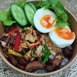 ข้าวคลุกน้ำพริก -ข้าวหมูทอดกระเทียมพริกสด - by ป. ปุ้ย
