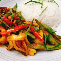 เครื่องแกงปลาหมึกไข่,ราดข้าว,ไข่ดาว