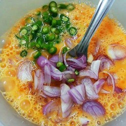 ไข่เจียวพริกขี้หนูหอมแดงซอยราดข้าว