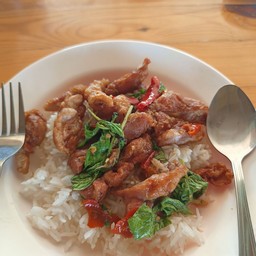 กระเพราไก่ทอด