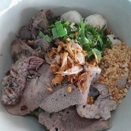ก๋วยเตี๋ยวน้ำตกหมู(แห้งรวมมิตร)