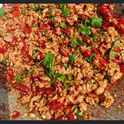 ผัดกระเพาหมูราดข้าว