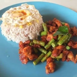 ข้าวผัดพริกแกงไก่กรอบ