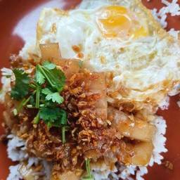 หมูสามชั้นทอดกระเทียมไข่ดาวราดข้าว