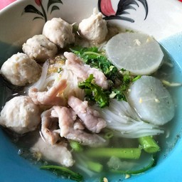 ก๋วยเตี๋ยวน้ำใสรวม ลูกชิ้นหมู+ลูกชิ้นเนื้อ+หมูหมัก