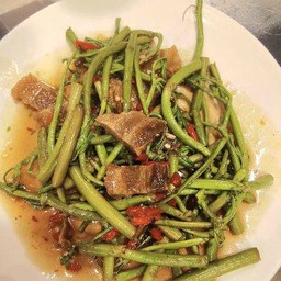 ผัดกระเฉดหมูกรอบ