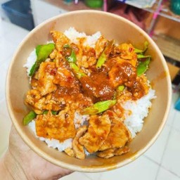 ข้าวผัดพริกแกงหมูชิ้น
