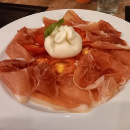 Crudo, burrata e pomodoro