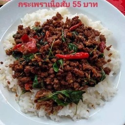 ผัดกระเพาเนื้อราดข้าว