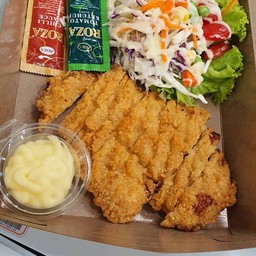 สต็กไก่กรอบพร้อมขนมปังและเฟรนฟราย