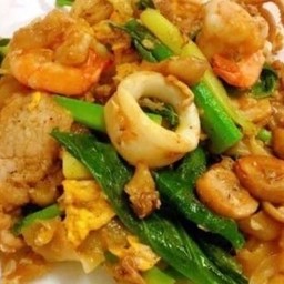 ผัดซีอิ้วทะเล (ร้านราดหน้าปลายฉัตร)