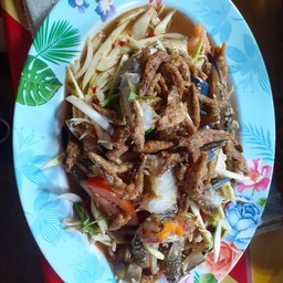 ยำมะม่วงปลากรอบปูม้า