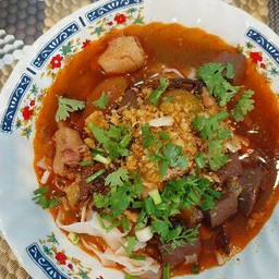 ก๋วยเตี๋ยวเส้นใหญ่น้ำเงี้ยวตีนไก่