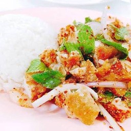 ข้าวยำไก่เเซ่บ(Spicy Chicken Salad with Rice)