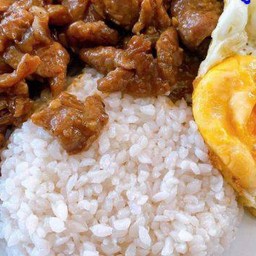หมูซีอิ๊วดำราดข้าวไข่ดาว