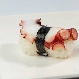 ซูชิ หมึกทาโกะ คำละ