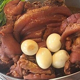 ร้านข้าวขาหมู เนินกระปรอก เนินกระปรอก