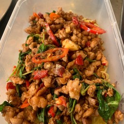 กะเพราหมูสับ ราดหมี่เหลือง