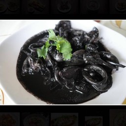 ปลาหมึกผัดน้ำดำ