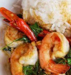 ข้าวกระเพรากุ้งราดข้าว