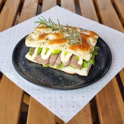 แซนด์วิช เนื้ออบ และ อโวคาโด