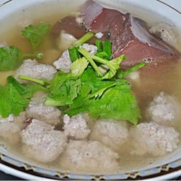 ต้มเลือดหมู(หมูสับก้อน   ไส้ ตับ หัวใจ กะเพราะ)