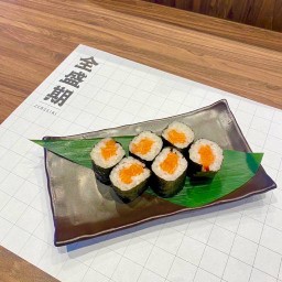 SALMON MAKI / ข้าวห่อห่อสาหร่ายใส้ปลาแซลมอน