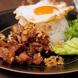 ข้าวเนื้อทอดกระเทียม+ไข่ดาว