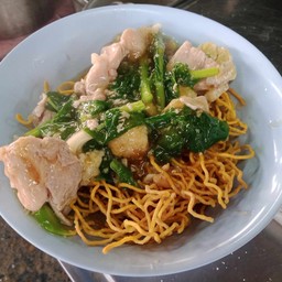 ราดหน้าหมี่กรอบหมูหมัก