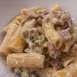 Pasta con prosciutto, panna e piselli