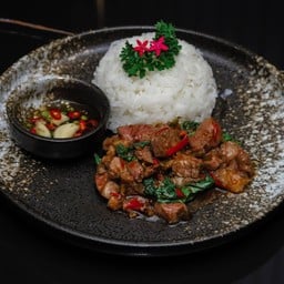 ข้าวกระเพรากรอบเนื้อวากิวเต๋า