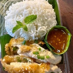 ข้าวหอมไก่ทอด ราดซอสเกาหลี