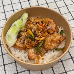 ข้าวอกไก่ทอดกระเทียมพริกสด