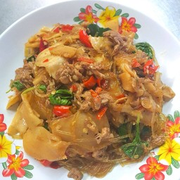 ผัดวุ้นเส้นเนื้อหน่อไม้ดองราดข้าว